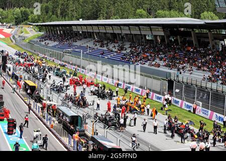 Spielberg, Österreich. Juni 2021. Das Startfeld vor dem Start des Rennens. Steiermark Grand Prix, Sonntag, 27. Juni 2021. Spielberg, Österreich. Quelle: James Moy/Alamy Live News Stockfoto