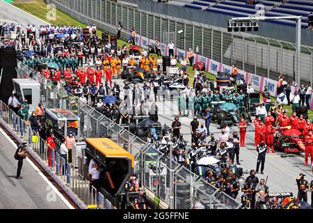 Spielberg, Österreich. Juni 2021. Das Startfeld vor dem Start des Rennens. Steiermark Grand Prix, Sonntag, 27. Juni 2021. Spielberg, Österreich. Quelle: James Moy/Alamy Live News Stockfoto