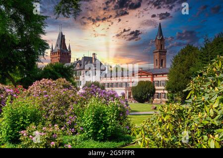 Weinheim Schlosspark Altstadt Blick bei Sonnenuntergang mit Sonneneinstrahlung, hessen, deutschland Stockfoto