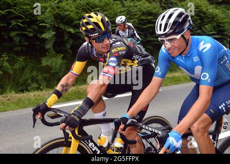 Der Slowene Primoz Roglic vom Team Jumbo-Visma und der Spanier Enric Mas vom Movistar Team, die während der zweiten Etappe der 108. Ausgabe von in Aktion gezeigt wurden Stockfoto