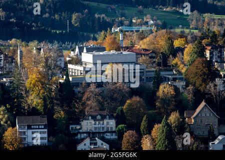 Die Universität St. Gallen. Sie ist eine der weltweit führenden Universitäten für Finanzen und Wirtschaft und erweitert nun den Campus um 3000 weitere Studenten. Vor der Erweiterung besteht der Campus aus dem brutalistischen Hauptgebäude von Walter M. Förderer, Rolf Georg Otto und Hans Zwimpfer aus den 1960er Jahren sowie der Bibliothek und dem Weiterbildungszentrum, die wenige Jahrzehnte später von Bruno Gerosa entworfen wurden Stockfoto