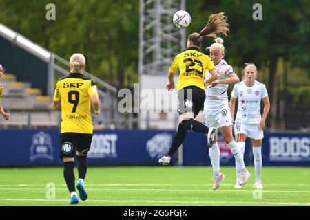 Malmö, Schweden. Juni 2021. Milica Mijatovic (23 Hacken) und Caroline Seger (17 FC Rosengard) in einem Kopfballkampf während des Spiels in der Schwedischen Liga OBOS Damallsvenskan am 27 2021. Juni zwischen Rosengard und Hacken bei Malmo IP in Malmo, Schweden Credit: SPP Sport Press Photo. /Alamy Live News Stockfoto