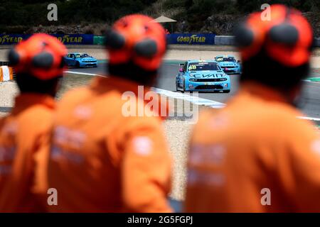 Estoril, Portugal. Juni 2021. Yann Ehrlacher aus Frankreich und Cyan Racing Lynk & Co Team (C), Yvan Muller aus Frankreich und Cyan Racing Lynk & Co Team (R ) Und Santiago Urrutia aus Argentinien und das Cyan Racing Lynk & Co Team (L) treten am 27. Juni 2021 beim Rennen 1 des FIA 2021 World Touring Car Cup Race in Portugal auf dem Circuito Estoril in Cascais, Portugal, an. Quelle: Pedro Fiuza/ZUMA Wire/Alamy Live News Stockfoto