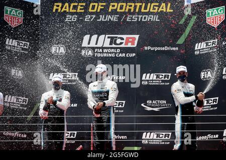 Estoril, Portugal. Juni 2021. Yann Ehrlacher aus Frankreich und Cyan Racing Lynk & Co Team (Mitte - 1. Platz), Yvan Muller aus Frankreich und Cyan Racing Lynk & Co Team (links - 2. Platz) und Santiago Urrutia aus Argentinien und Cyan Racing Lynk & Co Team (rechts - 3. Platz) Feiern Sie am 27. Juni 2021 auf dem Circuito Estoril in Cascais, Portugal, auf dem Podium nach dem Rennen 1 des FIA 2021 World Touring Car Cup Race of Portugal. Quelle: Pedro Fiuza/ZUMA Wire/Alamy Live News Stockfoto