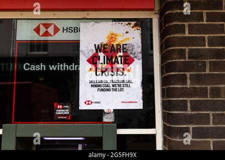 Woodbridge, Suffolk, Großbritannien 01 2021. März: Plakat zur Auslöschung der Rebellion, das an den Wänden einer HSBC-Bank angebracht wurde und behauptet, dass sie die Klimakrise finanzieren Stockfoto