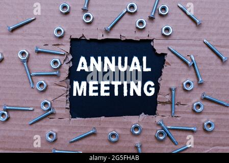 Konzeptionelle Darstellung Jahresversammlung. Geschäftsübersicht, die jährlich für die Besprechung der zukünftigen Smart Office-Pläne für den Bau geplant ist Stockfoto