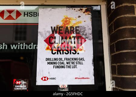 Woodbridge, Suffolk, Großbritannien 01 2021. März: Plakat zur Auslöschung der Rebellion, das an den Wänden einer HSBC-Bank angebracht wurde und behauptet, dass sie die Klimakrise finanzieren Stockfoto