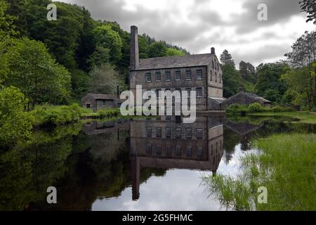 Die um 1800 erbaute Gibson's Mill in der Nähe der Hebden Bridge war eine der ersten Mühlen, die während der britischen Industriellen Revolution zur Herstellung von Stoffen geöffnet wurde. Stockfoto