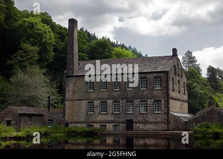 Die um 1800 erbaute Gibson's Mill in der Nähe der Hebden Bridge war eine der ersten Mühlen, die während der britischen Industriellen Revolution zur Herstellung von Stoffen geöffnet wurde. Stockfoto