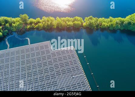 Luftaufnahme des schwimmenden Solarzellenplattform-Systems auf dem See Stockfoto