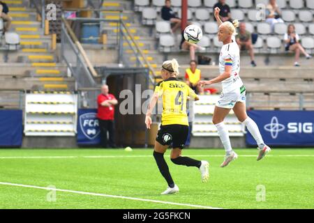 Malmö, Schweden. Juni 2021. Caroline Seger (17 FC Rosengard) mit einem Header im Spiel in der Schwedischen Liga OBOS Damallsvenskan am 27 2021. Juni zwischen Rosengard und Hacken bei Malmo IP in Malmo, Schweden Credit: SPP Sport Press Photo. /Alamy Live News Stockfoto