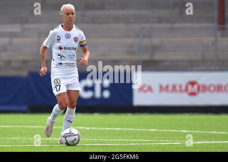 Malmö, Schweden. Juni 2021. Caroline Seger (17 FC Rosengard) steuert den Ball während des Spiels in der Schwedischen Liga OBOS Damallsvenskan am 27 2021. Juni zwischen Rosengard und Hacken bei Malmo IP in Malmo, Schweden Credit: SPP Sport Press Photo. /Alamy Live News Stockfoto