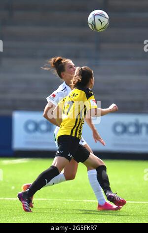 Malmö, Schweden. Juni 2021. Anna Csiki (17 Hacken) und Katrine Veje (2 FC Rosengard) in einem Kampf um den Ball während des Spiels in der Schwedischen Liga OBOS Damallsvenskan am 27 2021. Juni zwischen Rosengard und Hacken bei Malmo IP in Malmo, Schweden Credit: SPP Sport Press Photo. /Alamy Live News Stockfoto