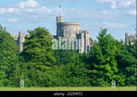 Eton, Windsor, Britannien. Juni 2021. Blauer Himmel über Windsor Castle heute. Ihre Majestät, die Königin, ist derzeit in Windsor Castle zu finden. Quelle: Maureen McLean/Alamy Stockfoto