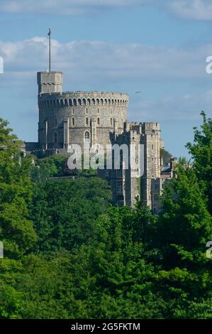 Eton, Windsor, Britannien. Juni 2021. Blauer Himmel über Windsor Castle heute. Ihre Majestät, die Königin, ist derzeit in Windsor Castle zu finden. Quelle: Maureen McLean/Alamy Stockfoto