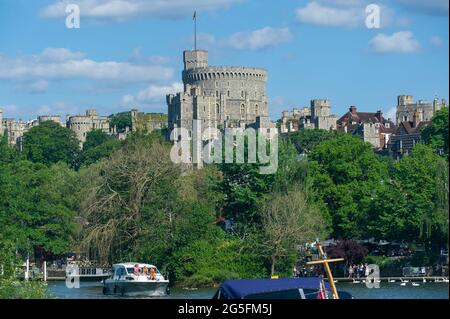 Eton, Windsor, Britannien. Juni 2021. Heute haben die Menschen das herrliche Wetter wieder optimal genutzt, als sie sich auf dem Brocas in Eton mit Freunden treffen und Bootsfahrten auf der Themse Unternehmen konnten. Quelle: Maureen McLean/Alamy Stockfoto