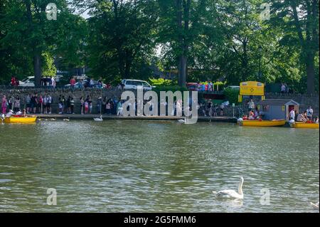 Eton, Windsor, Britannien. Juni 2021. Lange Schlangen an der Themse, während sich die Leute anstellen, um Boote zu mieten. Quelle: Maureen McLean/Alamy Stockfoto