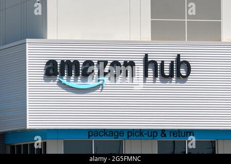 KENOSHA, WI, USA – 19. JUNI 2021 – Außenansicht und Markenlogo des Amazon Hub Pick-up and Delivery Facility. Stockfoto