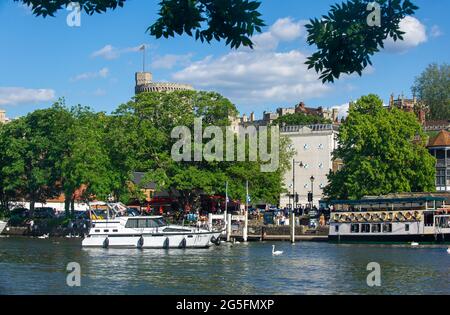 Eton, Windsor, Britannien. Juni 2021. Heute haben die Menschen das herrliche Wetter wieder optimal genutzt, da sie Bootsfahrten auf der Themse genossen haben. Quelle: Maureen McLean/Alamy Stockfoto