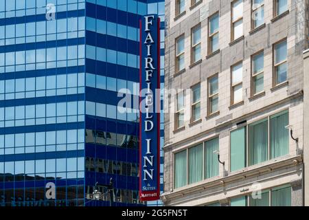 MILWAUKEE, WI, USA - 19. JUNI 2021 - Fassade des Fairfield Inn and Suites by Marriot und Markenlogo. Stockfoto