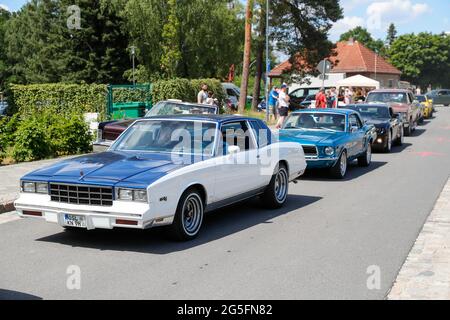 Königs Wusterhausen, Deutschland. Juni 2021. Die Autos fahren zur Oldtimerparade 'Rummblubbern' in und um Königs Wusterhausen. Für die rund zweistündige Autokolonne werden mehr als 400 amerikanische Fahrzeuge erwartet. Die Strecke der Autokolonne wird etwa 40 km lang sein. Die Organisatoren erwarten Tausende von Gästen entlang der Strecke und in den Restaurants. Foto: Gerald Matzka/dpa Quelle: dpa picture Alliance/Alamy Live News Stockfoto