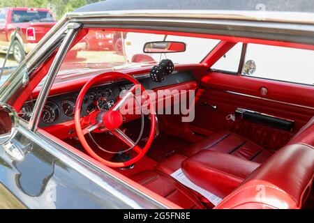 Königs Wusterhausen, Deutschland. Juni 2021. Das Interieur eines Dodge Chargers R/T, der 1968 bei der Oldtimer-Parade 'Rummblubbern' in und um Königs Wusterhausen gebaut wurde. Mehr als 400 amerikanische Fahrzeuge werden voraussichtlich an der zweistündigen Autokolonne teilnehmen. Die Strecke der Autokolonne wird etwa 40 km lang sein. Die Organisatoren erwarten Tausende von Gästen entlang der Strecke und in den Restaurants. Foto: Gerald Matzka/dpa Quelle: dpa picture Alliance/Alamy Live News Stockfoto