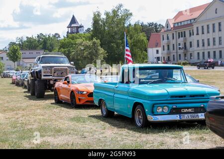 Königs Wusterhausen, Deutschland. Juni 2021. In und um Königs Wusterhausen stehen Autos an der Oldtimer-Parade 'Rummblubbern'. Für die rund zweistündige Autokolonne werden mehr als 400 amerikanische Fahrzeuge erwartet. Die Strecke der Autokolonne wird etwa 40 km lang sein. Die Organisatoren erwarten Tausende von Gästen entlang der Strecke und in den Restaurants. Foto: Gerald Matzka/dpa Quelle: dpa picture Alliance/Alamy Live News Stockfoto