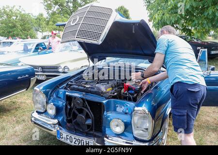 Königs Wusterhausen, Deutschland. Juni 2021. Ein Mercedes-Benz W111/112 - 280 SE Coupé aus dem Jahr 1969 startet bei der Oldtimer-Parade „Rummblubbern“ in und um Königs Wusterhausen. Mehr als 400 amerikanische Fahrzeuge werden voraussichtlich an der zweistündigen Autokolonne teilnehmen. Die Strecke der Autokolonne wird etwa 40 km lang sein. Die Organisatoren erwarten Tausende von Gästen entlang der Strecke und in den Restaurants. Foto: Gerald Matzka/dpa Quelle: dpa picture Alliance/Alamy Live News Stockfoto