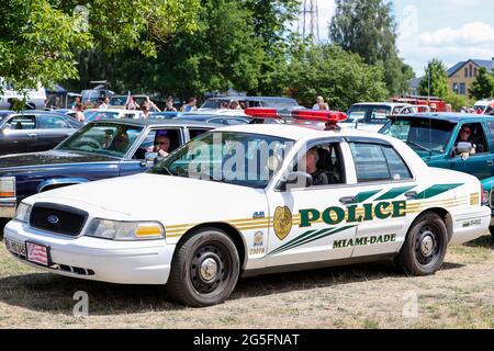Königs Wusterhausen, Deutschland. Juni 2021. Ein Ford Crown Victoria Police Interceptor, der 2008 bei der Oldtimer-Parade „Rummblubbern“ in und um Königs Wusterhausen gebaut wurde. Mehr als 400 amerikanische Fahrzeuge werden voraussichtlich an der zweistündigen Autokolonne teilnehmen. Die Strecke der Autokolonne wird etwa 40 km lang sein. Die Organisatoren erwarten Tausende von Gästen entlang der Strecke und in den Restaurants. Foto: Gerald Matzka/dpa Quelle: dpa picture Alliance/Alamy Live News Stockfoto