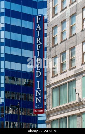 MILWAUKEE, WI, USA - 19. JUNI 2021 - Fassade des Fairfield Inn and Suites by Marriot und Markenlogo. Stockfoto