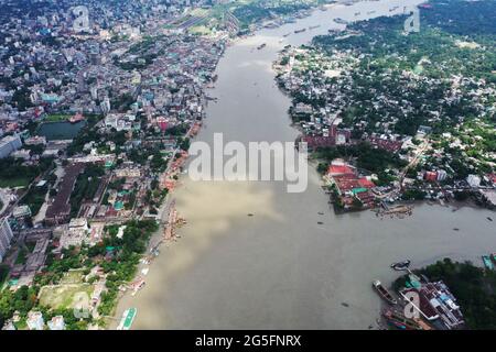 Khulna, Bangladesch - 10. Juni 2021: Die Vogelperspektive auf den Ruksha River. Khulna ist die drittgrößte Stadt in Bangladesch am Ufer des Flusses Rups Stockfoto