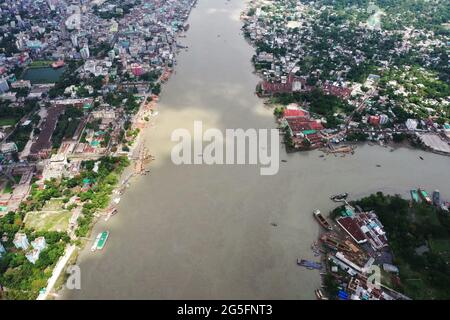 Khulna, Bangladesch - 10. Juni 2021: Die Vogelperspektive auf den Ruksha River. Khulna ist die drittgrößte Stadt in Bangladesch am Ufer des Flusses Rups Stockfoto