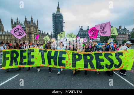 London, Großbritannien. Juni 2021. Extinction Rebellion protestiert, um die Presse von dem zu befreien, was sie glauben, sind die "korrupten Milliardär-Pressebesitzer, die von der Teilung profitieren und immer wieder die Wahrheit über die Klima- und Umweltkrise nicht sagen". Kredit: Guy Bell/Alamy Live Nachrichten Stockfoto