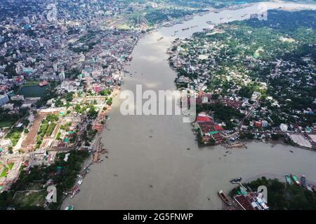 Khulna, Bangladesch - 10. Juni 2021: Die Vogelperspektive auf den Ruksha River. Khulna ist die drittgrößte Stadt in Bangladesch am Ufer des Flusses Rups Stockfoto