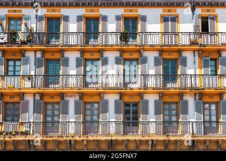 Balkonnummern auf der historischen Plaza de la Constitucion Donostia San Sebastian, Pais Vasco, Gipuzkoa, Baskenland, Spanien, Europa Stockfoto