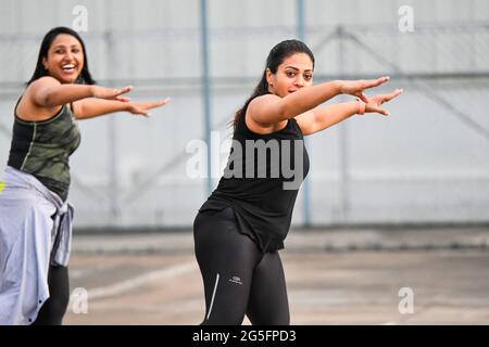 Gruppe von Tänzern, die Zumba während eines Marathonevents in kochi, Kerala, Indien, durchführen Stockfoto