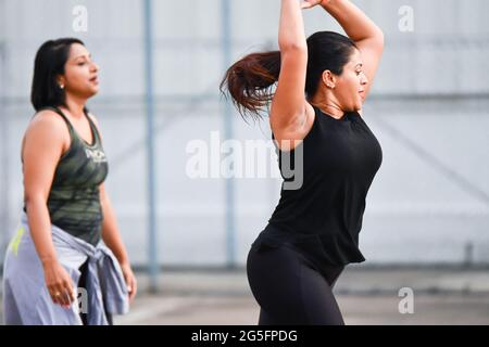 Gruppe von Tänzern, die Zumba während eines Marathonevents in kochi, Kerala, Indien, durchführen Stockfoto