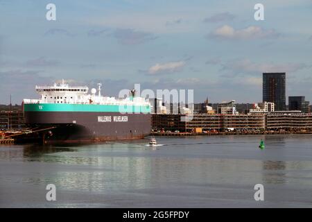 Ein Schiff legt an Southampton an Stockfoto