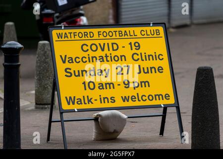 Watford, Großbritannien. 27. Juni 2021. Ein Schild vor einer Pop-up-Massenimpfungsklinik im Vicarage Road Stadium des Watford FC im Rahmen der „Grab a Jab“-Kampagne. Der NHS fördert dieses Wochenende auch eine Reihe von Walk-in-Kliniken in der Hauptstadt, um zu versuchen, die Zahl der über 18-er-Patienten, die einen Jab erhalten, zu erhöhen, da die Fälle der Delta-Variante laut Berichten auf dem Vormarsch sind. Kredit: Stephen Chung / Alamy Live Nachrichten Stockfoto