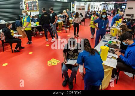 Watford, Großbritannien. 27. Juni 2021. Allgemeine Ansicht der Pop-up-Massenimpfungsklinik im Vicarage Road Stadium des Watford FC im Rahmen der Kampagne „Grab a jab“. Der NHS fördert dieses Wochenende auch eine Reihe von Walk-in-Kliniken in der Hauptstadt, um zu versuchen, die Zahl der über 18-er-Patienten, die einen Jab erhalten, zu erhöhen, da die Fälle der Delta-Variante laut Berichten auf dem Vormarsch sind. Kredit: Stephen Chung / Alamy Live Nachrichten Stockfoto