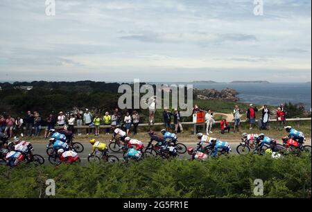 Die Abbildung zeigt das Reiterrudel, das beim Start der zweiten Etappe der 108. Auflage des Radrennens der Tour de France, 183,5, abgebildet ist Stockfoto