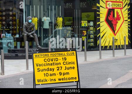 Watford, Großbritannien. 27. Juni 2021. Ein Schild vor einer Pop-up-Massenimpfungsklinik im Vicarage Road Stadium des Watford FC im Rahmen der „Grab a Jab“-Kampagne. Der NHS fördert dieses Wochenende auch eine Reihe von Walk-in-Kliniken in der Hauptstadt, um zu versuchen, die Zahl der über 18-er-Patienten, die einen Jab erhalten, zu erhöhen, da die Fälle der Delta-Variante laut Berichten auf dem Vormarsch sind. Kredit: Stephen Chung / Alamy Live Nachrichten Stockfoto