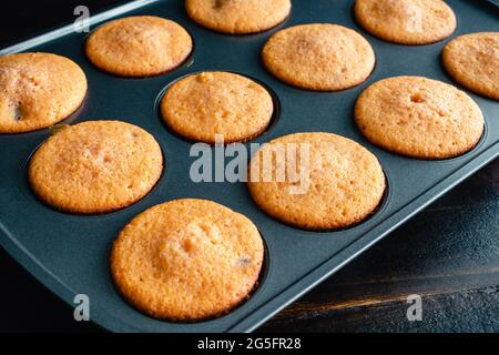 Cherry Muffins in einer Muffin-Pfanne: Cupcakes ohne Zuckerguss in einer Muffin-Dose Stockfoto