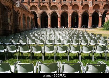 Chorin, Deutschland. Juni 2021. Beim 58. Chormusiksommer werden im Kloster Chorin zahlreiche Stühle aufgestellt, bevor das Mendelssohn Kammerorchester Leipzig ein Konzert gibt. Aufgrund der Corona-Pandemie dürfen Besucher in diesem Jahr nur auf Stühlen sitzen, um den Mindestabstand einzuhalten. Es werden nur 500 von 1200 Plätzen angeboten. Das erste Konzert fand am 23. Mai 1964 als Kulturveranstaltung des Instituts für Waldwissenschaften in Eberswalde statt.000 Quelle: dpa picture Alliance/Alamy Live News Stockfoto