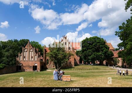 Chorin, Deutschland. Juni 2021. Besucher kommen zum 58. Chorin Music Summer ins Kloster Chorin mit einem Konzert des Mendelssohn Kammerorchesters Leipzig. Aufgrund der Corona-Pandemie dürfen Besucher in diesem Jahr nur auf Stühlen sitzen, um den Mindestabstand einzuhalten. Es werden nur 500 von 1200 Plätzen angeboten. Das erste Konzert fand am 23. Mai 1964 als Kulturveranstaltung des Instituts für Waldwissenschaften in Eberswalde statt.000 Gäste jährlich Quelle: dpa picture Alliance/Alamy Live News Stockfoto