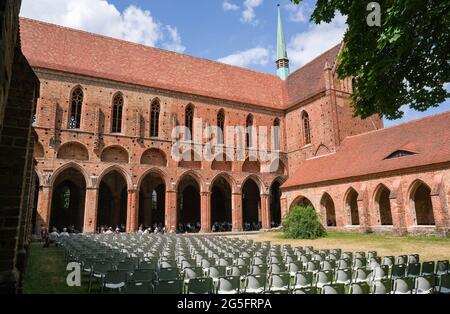 Chorin, Deutschland. Juni 2021. Beim 58. Chormusiksommer werden im Kloster Chorin zahlreiche Stühle aufgestellt, bevor das Mendelssohn Kammerorchester Leipzig ein Konzert gibt. Aufgrund der Corona-Pandemie dürfen Besucher in diesem Jahr nur auf Stühlen sitzen, um den Mindestabstand einzuhalten. Es werden nur 500 von 1200 Plätzen angeboten. Das erste Konzert fand am 23. Mai 1964 als Kulturveranstaltung des Instituts für Waldwissenschaften in Eberswalde statt.000 Quelle: dpa picture Alliance/Alamy Live News Stockfoto