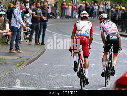 Der Franzose Anthony Perez von Cofidis und die niederländische IDE Schelling von Bora-Hansgrohe haben sich während der zweiten Etappe der 108. Ausgabe der Tour in Aktion gezeigt Stockfoto