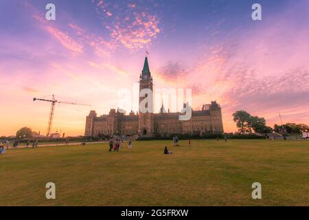 Parliament Hill an einem warmen Abend während des Canada Day Weekends, Ottawa, Kanada Stockfoto