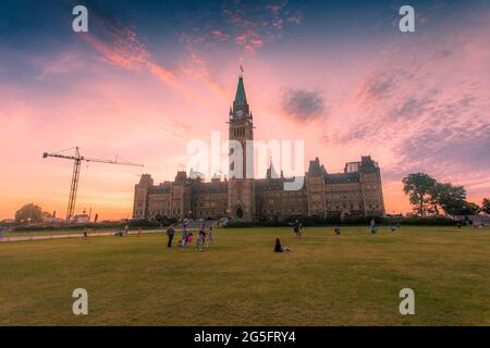 Parliament Hill an einem warmen Abend während des Canada Day Weekends, Ottawa, Kanada Stockfoto