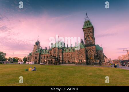 Parliament Hill an einem warmen Abend während des Canada Day Weekends, Ottawa, Kanada Stockfoto